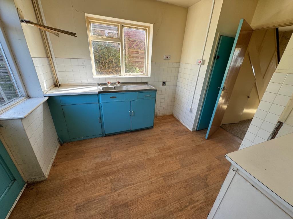 Lot: 12 - THREE-BEDROOM HOUSE FOR IMPROVEMENT WITH GARAGE EN-BLOC - Kitchen